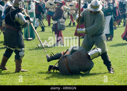 Un cavaliere cade alla sua morte nel mezzo del campo di battaglia Renactment storica battaglia di Tewkesbury 1471 Inghilterra 2007 NR Foto Stock