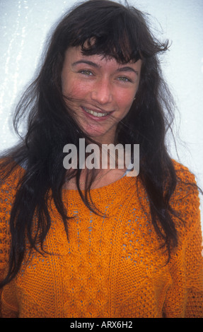 Quando gli occhi irlandesi sono sorridente--giovane e bella ragazza irlandese sorride un benvenuto ad Avoca nel sud dell' Irlanda Foto Stock