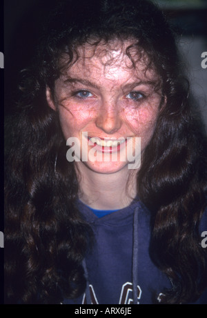 Quando gli occhi irlandesi sono sorridente--giovane e bella ragazza irlandese sorride un benvenuto ad Avoca nel sud dell' Irlanda Foto Stock