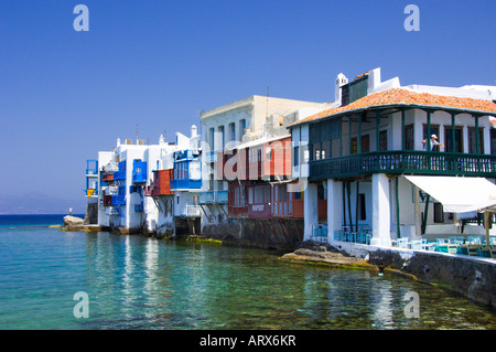 La piccola Venezia zona con ristoranti e negozi che si affaccia sul Mare Egeo in Hora sull'isola greca di Mykonos in Grecia Foto Stock