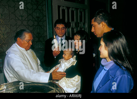 Famiglia messicana, persone, sacerdote, padre, battesimo, Cattedrale del Divin Salvatore, la città di Morelia, Morelia, Michoacan stato, Messico Foto Stock