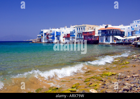 La piccola Venezia zona con ristoranti e negozi che si affaccia sul Mare Egeo in Hora sull'isola greca di Mykonos in Grecia Foto Stock