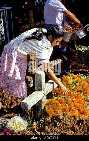 Tombe decorate in cementary del villaggio di Patzcuaro Michoacan Stato Messico Foto Stock