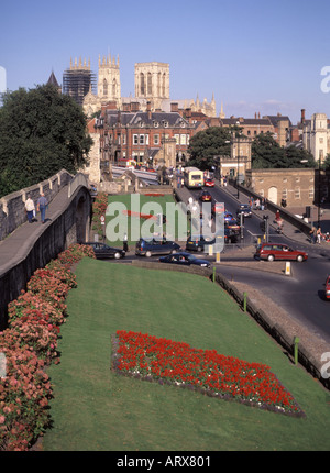 York City pareti con Minster oltre Foto Stock