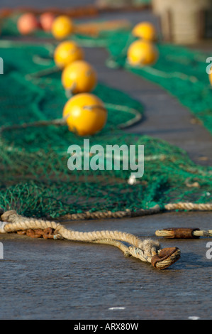 Rete da pesca seduti sulla banchina Foto Stock