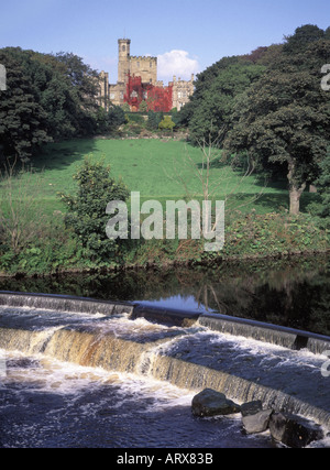 Hornby weir sul fiume Wenning con Hornby Castle oltre Foto Stock