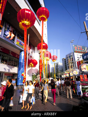 I pedoni sulla strada dello shopping nel centro cittadino di Lanzhou, Cina. Foto Stock