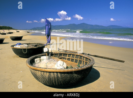 Coracle-style barche di pescatori sulla spiaggia di Cina e Vietnam. Foto Stock