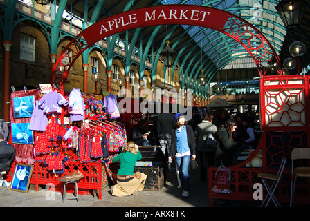 Il mercato coperto, Covent Garden, nel West End di Londra, Inghilterra, Regno Unito Foto Stock