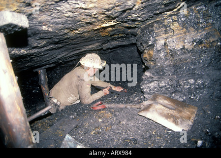 Freeminer Gerald Hayes lavorando nel suo one man miniera di carbone sotto la Foresta di Dean nel Gloucestershire Foto Stock