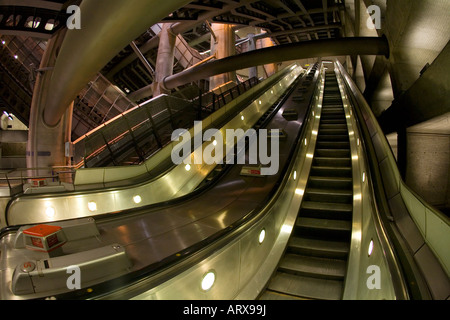 Jubilee line metropolitana ascensori nella stazione di Westminster Londra Inghilterra Regno Unito Regno Unito GB Gran Bretagna Isole britanniche Foto Stock