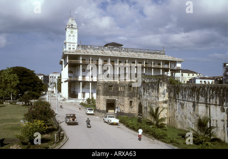 La Casa delle meraviglie o Beit el Ajaib e la vecchia fortezza araba in Stone Town Zanzibar Tanzania Africa orientale Foto Stock