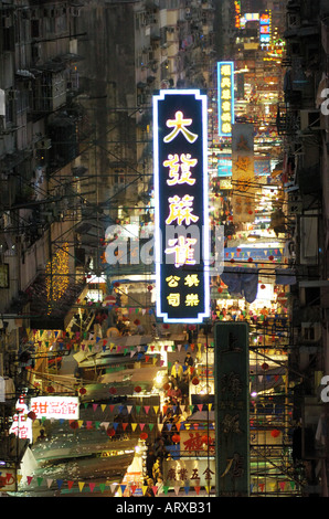 Famoso il Mercato Notturno di Temple Street al crepuscolo in Kowloon Hong Kong Foto Stock