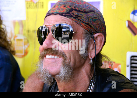 Cool dude con sfumature a Pushkar india Foto Stock