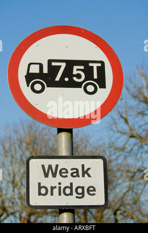 Ponte debole segno Gomshall Surrey UK Foto Stock