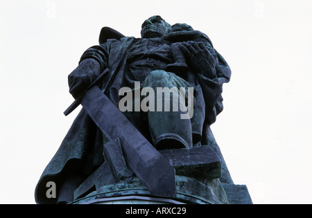 Statua di Treptower Park guerra sovietica Memorial Berlino Foto Stock