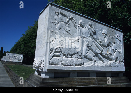 Murales nel Parco Treptower guerra sovietica Memorial Berlino Foto Stock