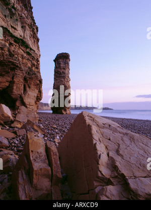 "Lott la moglie"; un mare pila di calcare di magnesio, Marsden Bay, vicino a South Shields, Tyne and Wear, Inghilterra, Regno Unito. Foto Stock