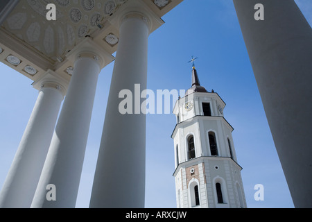 Il campanile della cattedrale in Katedros Aikste square Vilnius Lituania Foto Stock