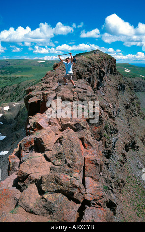 L'uomo sul Devil's Causeway percorso escursionistico Flattops Wilderness area Routt National Forest CO USA Foto Stock