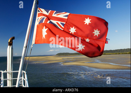 Bandiera marittima rossa australiana sul traghetto K'gari / Fraser Island Queensland Australia Foto Stock