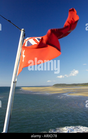 Bandiera marittima rossa australiana sul traghetto K'gari / Fraser Island Queensland Australia Foto Stock