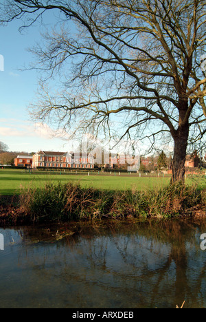 Winchester College Science Hall di un neo Queen Anne palazzo visto dall'acqua prati Hampshire Southern England Inglese Regno Unito Foto Stock