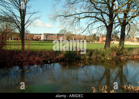 Winchester College Science Hall di un neo Queen Anne palazzo visto dall'acqua prati Hampshire Southern England Inglese Regno Unito Foto Stock