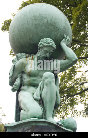 Il Galles Portmeirion Atlas tenendo la sfera del cielo (non il mondo!), bronzo statua classica - un peso sulle spalle Foto Stock