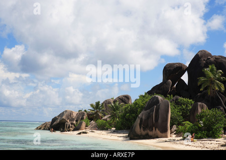 Famosa e bella spiaggia di Anse Source d'argent al La Digue una delle Seychelles Island Foto Stock