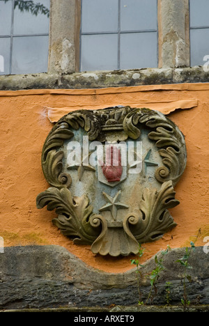 Il Galles simboli o segni di arte in Portmeirion village Hercules Hall cresta con mano rossa Foto Stock