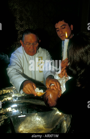 Famiglia messicana, persone, sacerdote, padre, battesimo, cattedrale del Divin Salvatore, la città di Morelia, Morelia, Michoacan stato, Messico Foto Stock