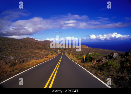 Altra strada di Hana, Maui pi'ilani Hwy inizia in corrispondenza di un bordo di Upcountry e si estende attraverso la bruciata dal sole e selvaggia, Foto Stock