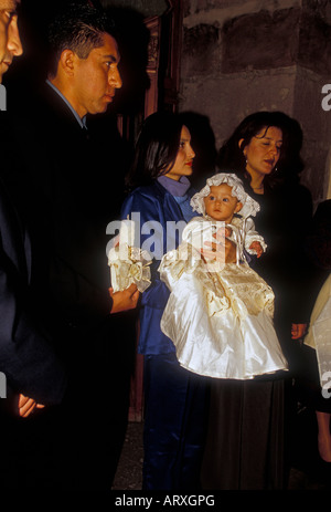 Famiglia messicana, persone, sacerdote, padre, battesimo, cattedrale del Divin Salvatore, la città di Morelia, Morelia, Michoacan stato, Messico Foto Stock