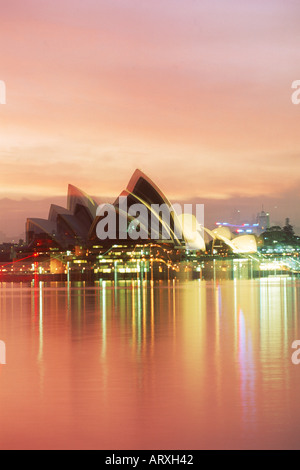 Sydney Opera House che riflette attraverso il porto di Sydney a sunrise Foto Stock