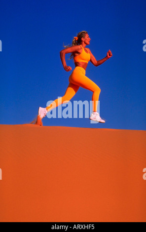 Runner in Coral Pink Sand Dunes State Park nel sud dello Utah Foto Stock