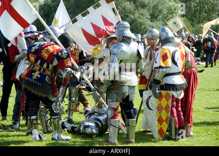 Re le truppe e ispezionare il corpo morto del suo nemico ucciso sul campo di battaglia Renactment storica battaglia di Tewkesbury 1471 Inghilterra 2007 Foto Stock