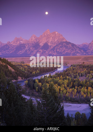 Luna sul Monte Moran in Grand Tetons sopra Snake River all'alba vicino a Jackson, Wyoming Foto Stock