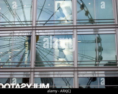 La ruota di Manchester si riflette nel centro commerciale Arndale Foto Stock