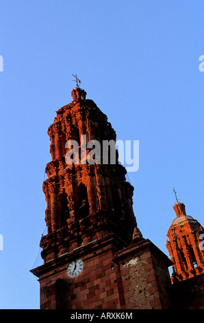 Torre campanaria del xviii secolo cattedrale barocca in Plaza de Armas in stile coloniale della città mineraria di Zacatecas Messico Foto Stock