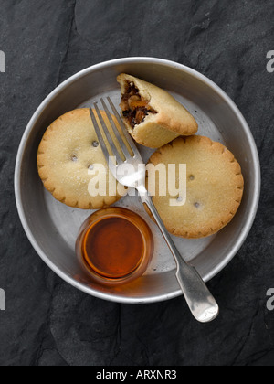 Torte di carne macinata e il brandy con forcella in metallo dello stagno su sfondo nero - fascia alta Hasselblad 61mb di immagine digitale Foto Stock