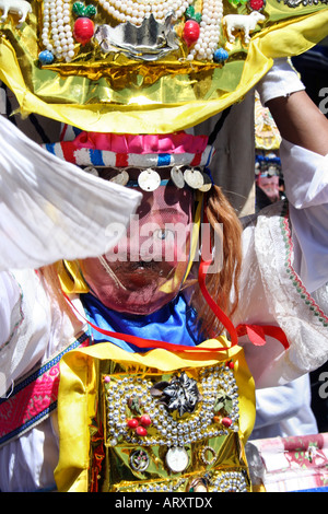 Un uomo vestito fino al colorato, annuale Corpus Christi festival in Pujili vicino a Latacunga in Ecuador centrale, Sud America Foto Stock