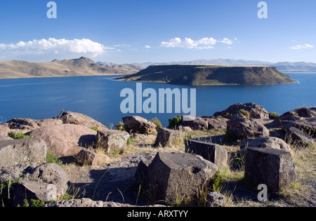 Il sito del funerale del Perù antico Colla persone dal lago Umayo vicino a Puno nelle montagne andine Sud America Foto Stock