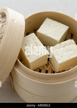 Il tofu in bambù sistema di cottura a vapore Foto Stock