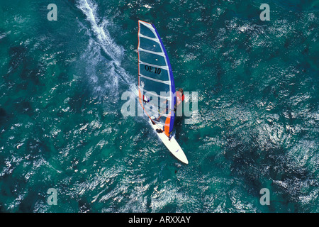 Un Windsurf Windsurf a Kanaha beach park a Maui Foto Stock