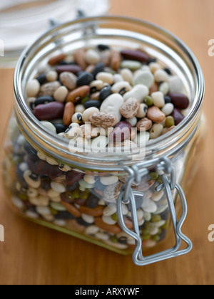 Misto di fagioli secchi nel vaso kilner Foto Stock