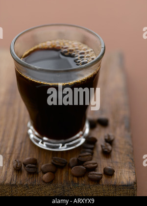 Bicchiere di caffè espresso con fagioli arrosto - fascia alta 61mb hasselblad immagine digitale Foto Stock