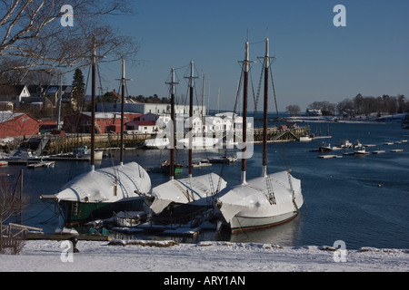 Barche a vela in stoccaggio invernale nel porto di Camden, Camden Maine Foto Stock