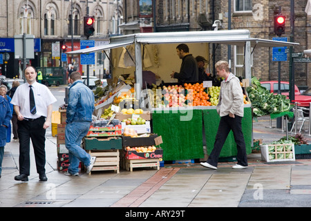 Mercato di frutta e verdura in stallo al di fuori Poundstretcher in Newport Foto Stock