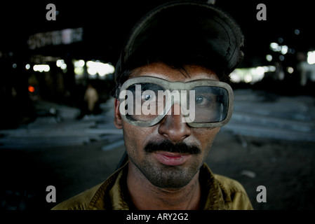 Rischioso lavorare nelle fabbriche di acciaio a Islamabad, Pakistan Foto Stock